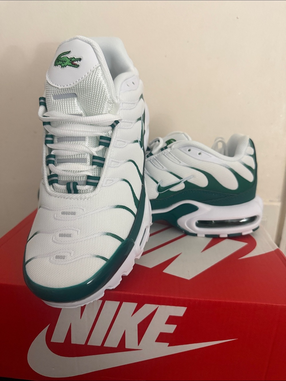 Nike Kids White and Green Air-Cushioned Lace-Up Sneakers